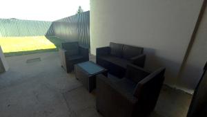 d'une terrasse avec des chaises, une table et un mur. dans l'établissement Holiday House Križanović, 