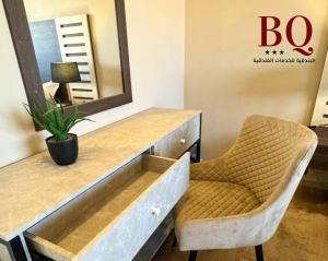 البندقية للخدمات الفندقية BQ HOTEL SUITES في بريدة: طاولة تزيين مع كرسي ومرآة