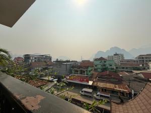 Blick auf eine Stadt mit Bergen im Hintergrund in der Unterkunft Central Mountain View Hotel in Vang Vieng