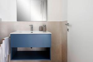 bagno con lavandino e specchio di Le Nereidi Green Resort Elisa a Sirolo