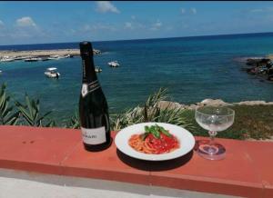 Nápoje v ubytování LA TERRAZZA SUL MARE monolocale con terrazza vicino aereoporto&mare SICILIAN VINTAGE STYLE BEACH HOUSE
