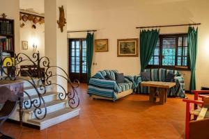 Sala de estar con 2 sofás y mesa en Villa Collina dei Pini, en Lido dei Pini
