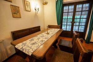 una sala da pranzo con tavolo e sedie in legno di Villa Collina dei Pini a Lido dei Pini
