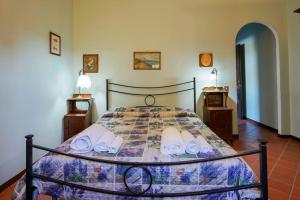 1 dormitorio con 1 cama con toallas en Villa Collina dei Pini, en Lido dei Pini