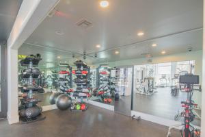 um ginásio com muitos equipamentos de exercício e uma grande janela em Exclusive Unit Golf Side- Walkable Area - King Bed - N248 em Scottsdale
