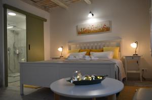 a bedroom with a bed and a table with a bowl on it at NADIT Apartmanház in Hegykő