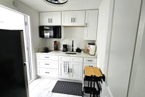 Кухня или мини-кухня в Tranquil Oasis: A Stylish Retreat in Vibrant Tampa
