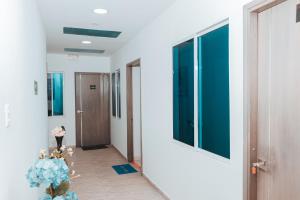 聖安德烈斯的住宿－APARTAHOTEL BEIRUT INN，走廊上布满蓝色花朵的办公室走廊