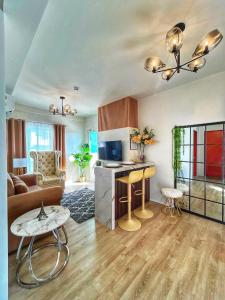 Μια τηλεόραση ή/και κέντρο ψυχαγωγίας στο Lima's Suite @ Mesavirre Garden Residences