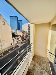 a balcony with a view of a city street at Superbe appartement Paris/Bagnolet 203 in Bagnolet