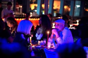 un grupo de personas sentadas en una mesa en un restaurante en Majesty Bosphorus en Estambul