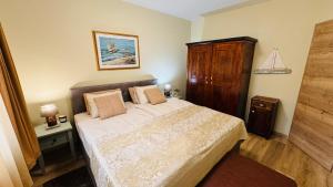 una camera da letto con un letto grande e un armadio in legno di Apartment with a terrace Forest Home Lullula a Veprinac