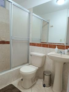 uma casa de banho com um WC e um lavatório em Runawasi Apartments - José Gonzales 3BDR, near to Larcomar em Lima