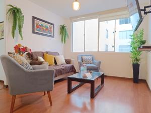 uma sala de estar com um sofá e uma mesa de centro em Runawasi Apartments - José Gonzales 3BDR, near to Larcomar em Lima