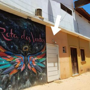 een muurschildering aan de zijkant van een gebouw bij Suíte em Flecheiras in Flecheiras