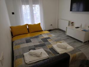 1 dormitorio con 1 cama con 2 toallas en Piso nuevo a 10 minutos de San Sebastián, en Lasarte