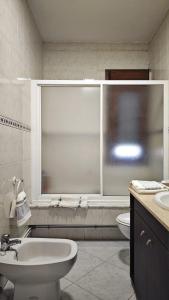 baño con lavabo y aseo y ventana en Casa Fenteira, en Poio