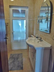 un bagno con lavandino e finestra di Ecorustics stay - Casa Estêvão a São Pedro do Sul Altre 42 foto