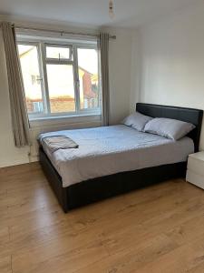 Ένα ή περισσότερα κρεβάτια σε δωμάτιο στο Charming Escape: 2BR Home with Parking