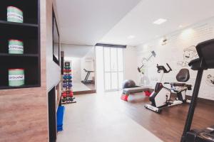 einen Fitnessraum mit Trainingsgeräten in einem Zimmer in der Unterkunft Apartamento Aconchegante Maia 404 in Caxias do Sul
