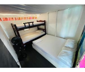 Una cama o camas cuchetas en una habitación  de Hostal la Canoa