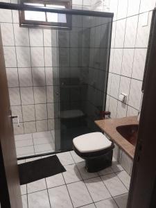y baño con aseo y lavamanos. en Casa Trindade UFSC, en Florianópolis