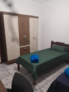 1 dormitorio con 1 cama y armarios de madera en Casa Trindade UFSC, en Florianópolis
