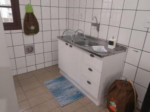 cocina con fregadero en un baño alicatado en Casa Trindade UFSC, en Florianópolis