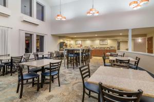 a restaurant with tables and chairs and a bar at Best Western Liverpool-Syracuse Inn & Suites in Liverpool