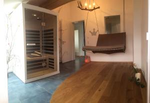 Zimmer mit Klavier in einem Zimmer mit Glastür in der Unterkunft Alpenglück de Luxe Ferienwohnung am Forggensee in Schwangau