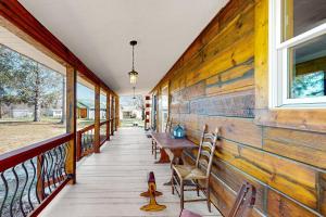 porche con paneles de madera, mesa y sillas en Piney Hollow - Unit B, en Hendersonville