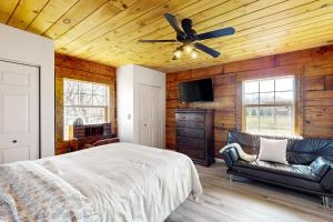 1 dormitorio con 1 cama y ventilador de techo en Piney Hollow - Unit B, en Hendersonville