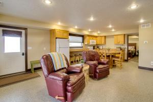 - un salon avec deux chaises et une table dans l'établissement Platte Vacation Rental about 3 Mi to Missouri River!, à Platte