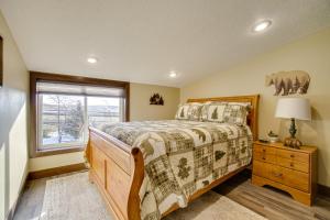 - une chambre avec un grand lit et une fenêtre dans l'établissement Platte Vacation Rental about 3 Mi to Missouri River!, à Platte