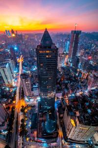 un perfil urbano por la noche con un edificio alto en Kempinski Hotel Guiyang en Guiyang