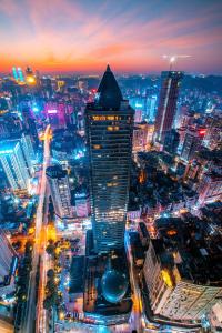 a iluminó el perfil urbano por la noche con en Kempinski Hotel Guiyang, en Guiyang