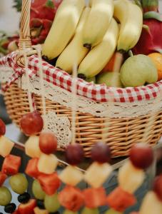 uma cesta cheia de frutas sobre uma mesa em Kempinski Hotel Guiyang em Guiyang
