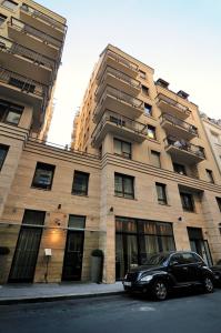 un coche negro estacionado frente a un edificio en Leda Apartments, en Budapest