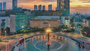 Eine Stadt mit einem Brunnen in der Mitte einer Straße in der Unterkunft Hotel Indonesia Kempinski Jakarta in Jakarta