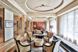 eine Lobby eines Hotels mit Stühlen und einem Kronleuchter in der Unterkunft Hotel Indonesia Kempinski Jakarta in Jakarta