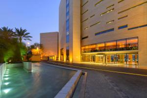 un edificio con una strada davanti di Kempinski Hotel Aqaba ad Aqaba