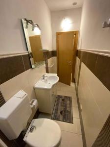uma casa de banho com um WC branco e um lavatório. em Apartment in Bibione 49968 em Bibione