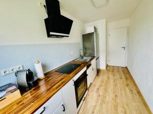 A kitchen or kitchenette at 3BR stay close to Allianz Arena and Munich Airport