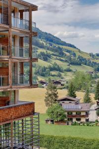 - un bâtiment avec vue sur la vallée dans l'établissement Kempinski Hotel Das Tirol, à Jochberg
