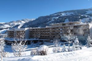 um hotel na neve numa montanha em Kempinski Hotel Das Tirol em Jochberg