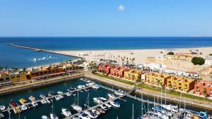 una vista aerea di un porto con barche in acqua di Castelos do Mar a Portimão