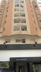 d'un grand bâtiment avec des balcons sur le côté. dans l'établissement Résidence Ghozlane, à Tunis