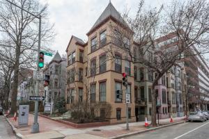 un edificio en la esquina de una calle con un semáforo en DC's Best Address -10min to White HSE - 500 mbps, en Washington