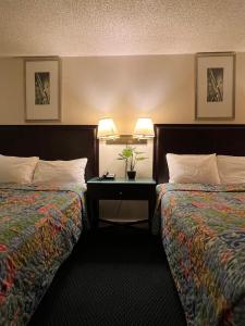 Postel nebo postele na pokoji v ubytování Columbus Motor Inn