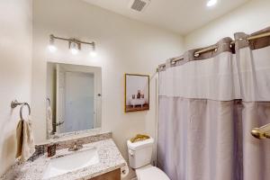 W łazience znajduje się umywalka, toaleta i prysznic. w obiekcie The Stargazer #41 w mieście Flagstaff